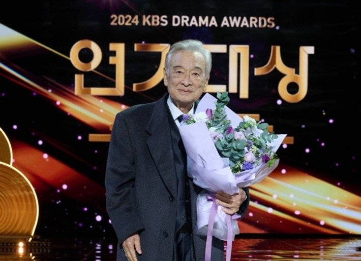 Năm 2024, tại KBS Drama Awards 2024, Lee Soon Jae nhận giải Daesang. Trên sân khấu, ông bày tỏ: "Diễn xuất chưa bao giờ dễ. Dù cả đời làm nghề, tôi vẫn thấy mình còn thiếu và phải học hỏi mỗi ngày". Ảnh: Vietnamnet.