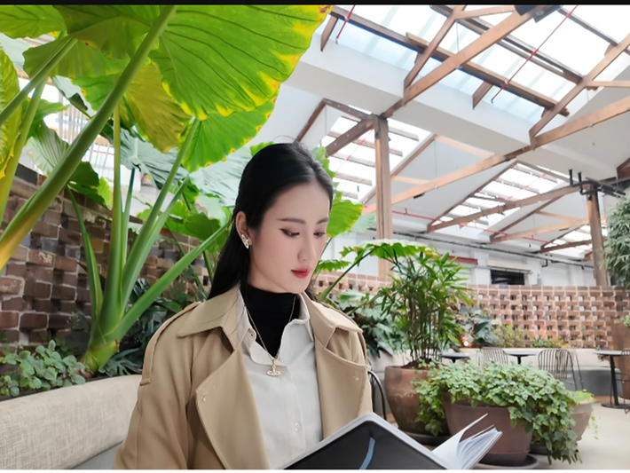 Du học, Ý Nhi và Anh Kiệt yêu xa. Vào tháng 6/2025, trước nghi vấn chia tay, Ý Nhi cho biết: "Chuyện tình cảm của tôi và Kiệt vẫn bình thường. Cả hai đều động viên nhau trên con đường phát triển bản thân". Ảnh: Youtube Ý Nhi.