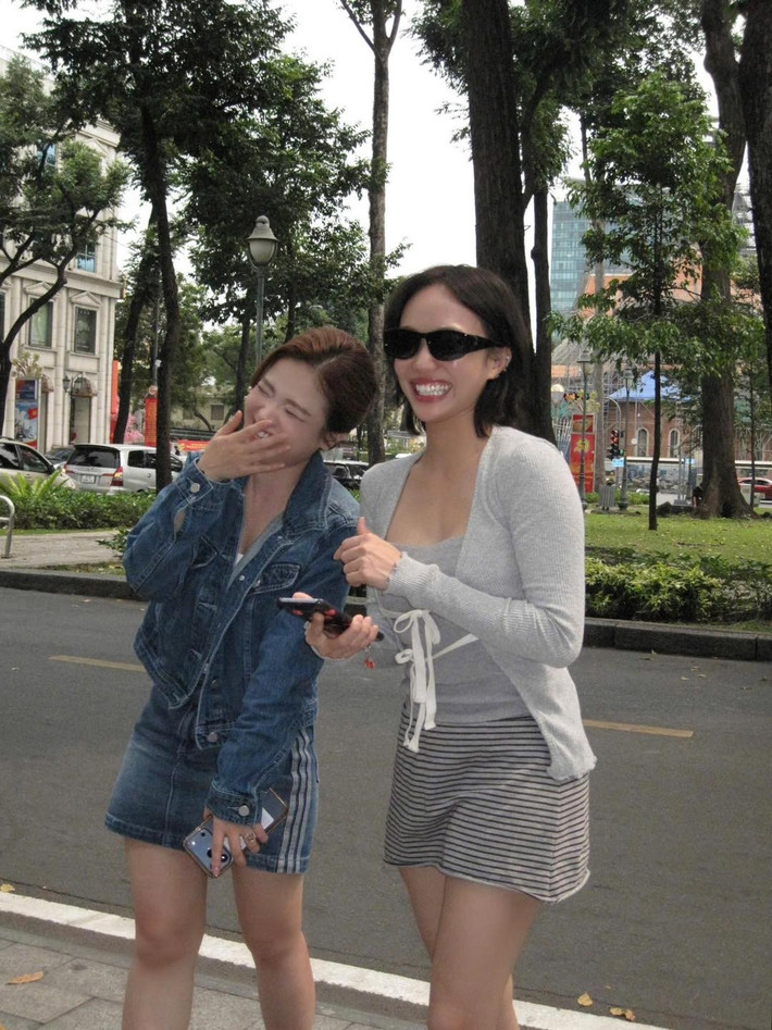 Dương Hoàng Yến đăng tải video cả nhóm đi hát karaoke, giới thiệu vui: “Có thể bạn đã biết hoặc chưa biết, đây là nhóm XYNTRA”. Ảnh: FB Diệu Nhi.