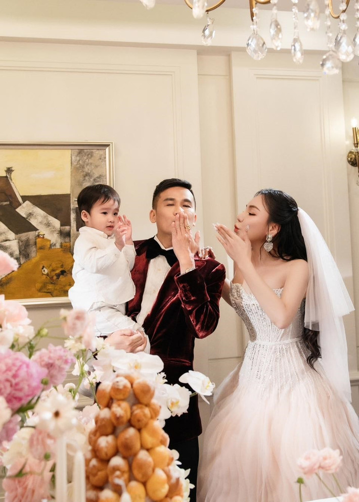 Quý tử nhà Hồ Quỳnh Hương năm nay 2 tuổi, kháu khỉnh, là bản sao nhí của bố. Ảnh: FB Hồ Quỳnh Hương.