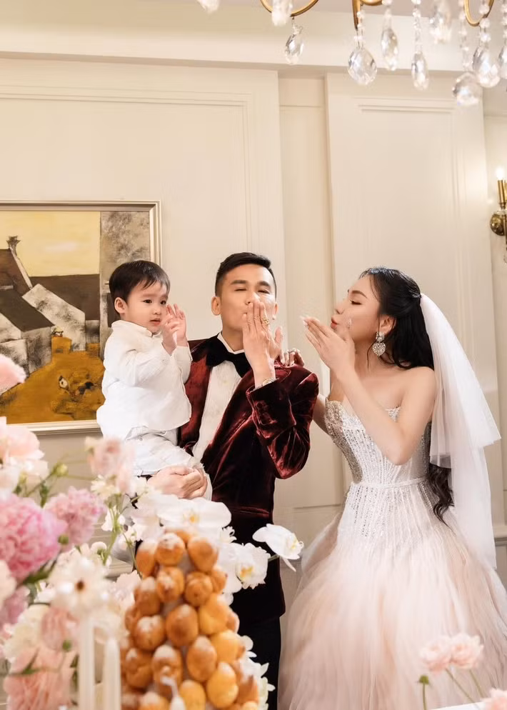 Quý tử nhà Hồ Quỳnh Hương năm nay 2 tuổi, kháu khỉnh, là bản sao nhí của bố. Ảnh: FB Hồ Quỳnh Hương.