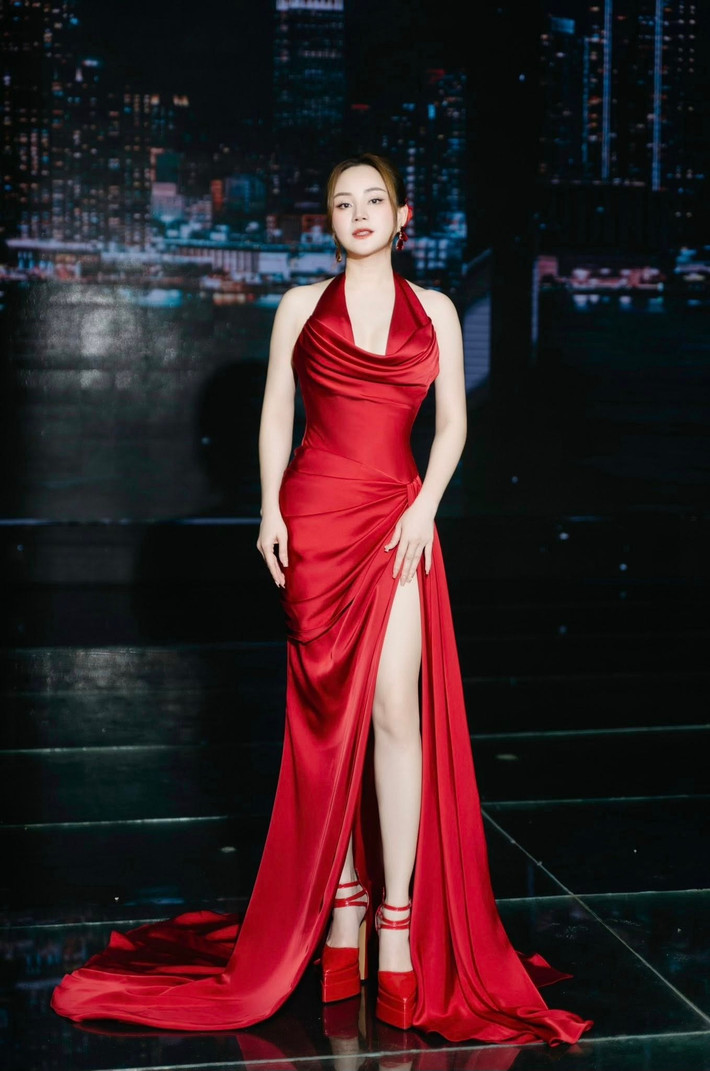 Theo Vietnamnet, mỗi lần mang thai, Vy Oanh đều tăng cân nhanh nhưng chỉ một thời gian ngắn sau sinh đã nhanh chóng lấy lại vóc dáng. Trong biệt thự, giọng ca Đồng xanh đầu tư hẳn 1 phòng tập gym cơ bản.