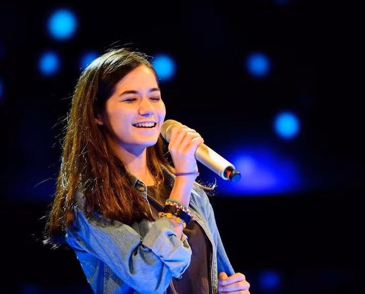 Năm 2013, khi đang học năm cuối khoa Nghệ thuật truyền thông tại đại học Chulalongkorn, Violette quyết định tham gia chương trình The Voice Thailand mùa 2.