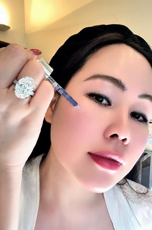 Trương Phương khoe làn da trắng mịn, không tỳ vết. Ảnh: FB Trương Phương.