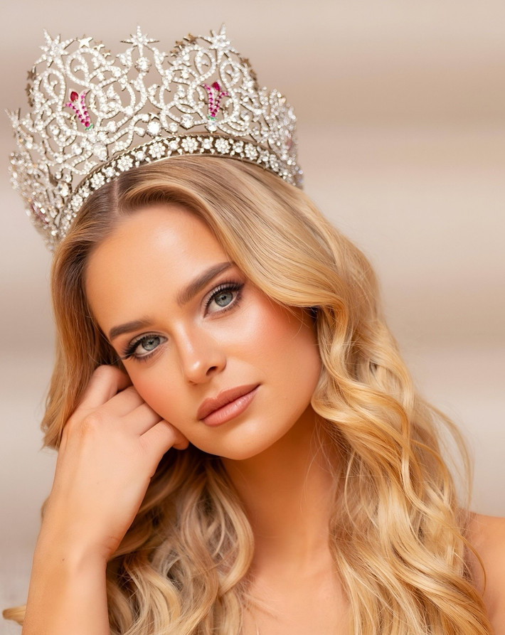 Một trong những đối thủ đáng gờm của Inna Moll - Hoa hậu Hoàn vũ Chile 2025. Chuyên trang sắc đẹp Missosology cho rằng Inna sẽ đăng quang bởi cô có nét đẹp như búp bê, giống đương kim Hoa hậu Hoàn vũ Thế giới Victoria Theilvig. Ảnh: Instagram Inna.