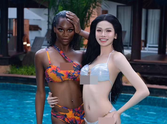 Trên trang cá nhân, Hà Tâm Như (phải) chia sẻ loạt ảnh áo tắm gợi cảm bên tân Hoa hậu Chuyển giới Quốc tế 2025 - Miss International Queen 2025 Midori Monet. Ảnh: FB Hà Tâm Như.