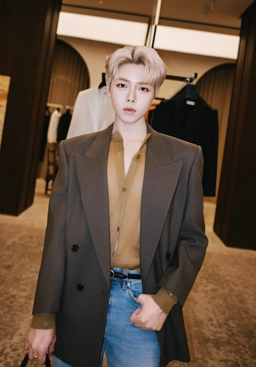 10 năm qua, Đức Phúc giỏi kiếm tiền. Thu nhập của nam ca sĩ đến từ hoạt động ca hát, quảng cáo. Hiện tại, anh ở căn hộ 10 tỷ, đi xe sang, thường xuyên đi du lịch, mua sắm đồ hiệu. Ảnh: FB Đức Phúc.