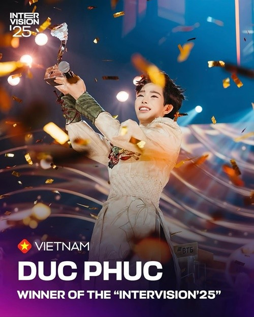 Đúng 10 năm trước, Đức Phúc đăng quang quán quân Giọng hát Việt 2015. Mới đây, anh giành chiến thắng cuộc thi âm nhạc quốc tế Intervision 2025. Ảnh: FB Đức Phúc.
