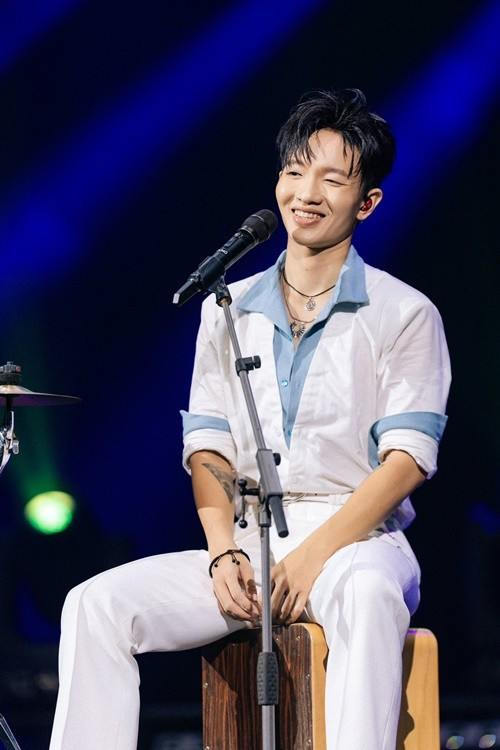 10 năm qua, Hoàng Dũng miệt mài đi hát, sáng tác. Theo Vietnamnet, nam ca sĩ sáng tác các ca khúc: Nàng thơ, Chờ anh nhé, Yếu đuối, Đôi lời, viết nhạc cho phim điện ảnh Mùa viết tình ca, 100 ngày bên em. Ảnh: FB Hoàng Dũng.