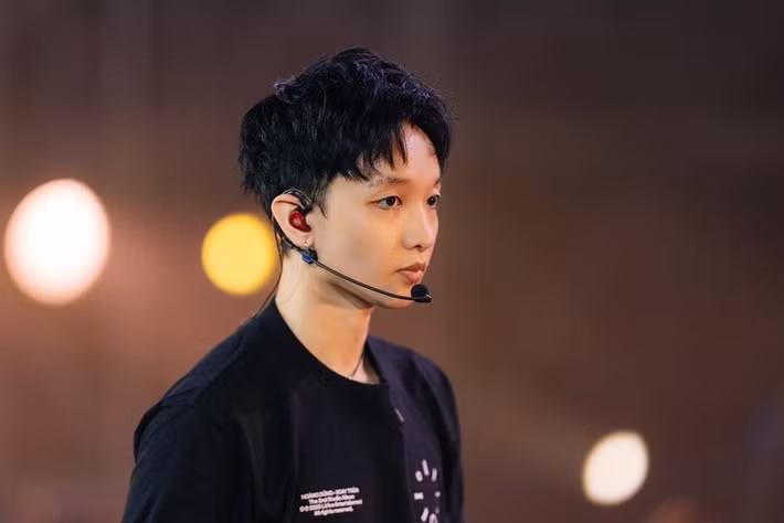 Hoàng Dũng không ngần ngại chia sẻ về chuyện tình cảm. Năm 2023, trong cuộc phỏng vấn với Dân Việt, anh tiết lộ, bạn gái là trợ lý của anh nên cả hai luôn đồng hành cùng nhau trong công việc lẫn đời sống. Ảnh: FB Hoàng Dũng.