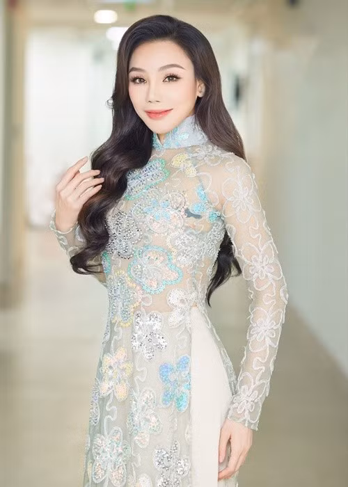 “Chúng tôi giống nhau ở chỗ thích sống vì cộng đồng, vì tha nhân nhiều hơn vì mình. Sống không quá thiên về vật chất”, nữ ca sĩ cho biết.