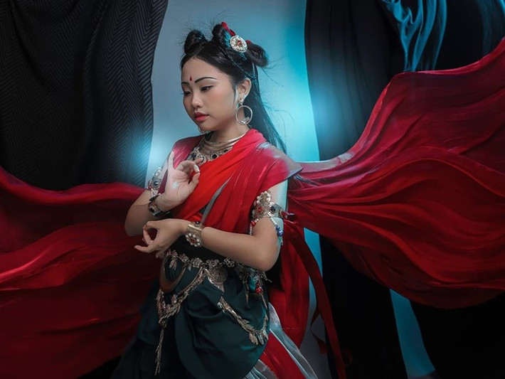 Năm 2019, Phương Mỹ Chi rời công ty Quang Lê. Sau đó, cô tiếp tục tung sản phẩm âm nhạc như MV Bát nhã thuyền (2020), series Bolero lâu phai (2021), 5 MV thuộc dự án Chi? (2022) gồm: Mùa thu cho em, Dư âm, Nắng chiều, Hoa dại và Hẹn em kiếp sau. Ảnh: Dân Việt.