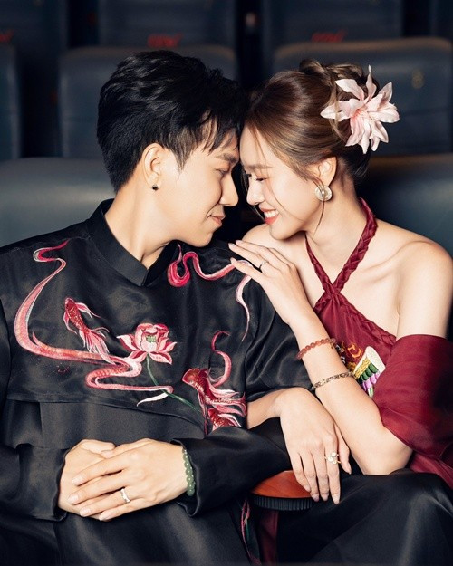 Vợ chồng Anh Phạm thường chọn trang phục có cùng tông màu hoặc tông màu tương đồng. Ảnh: FB Anh Đức.