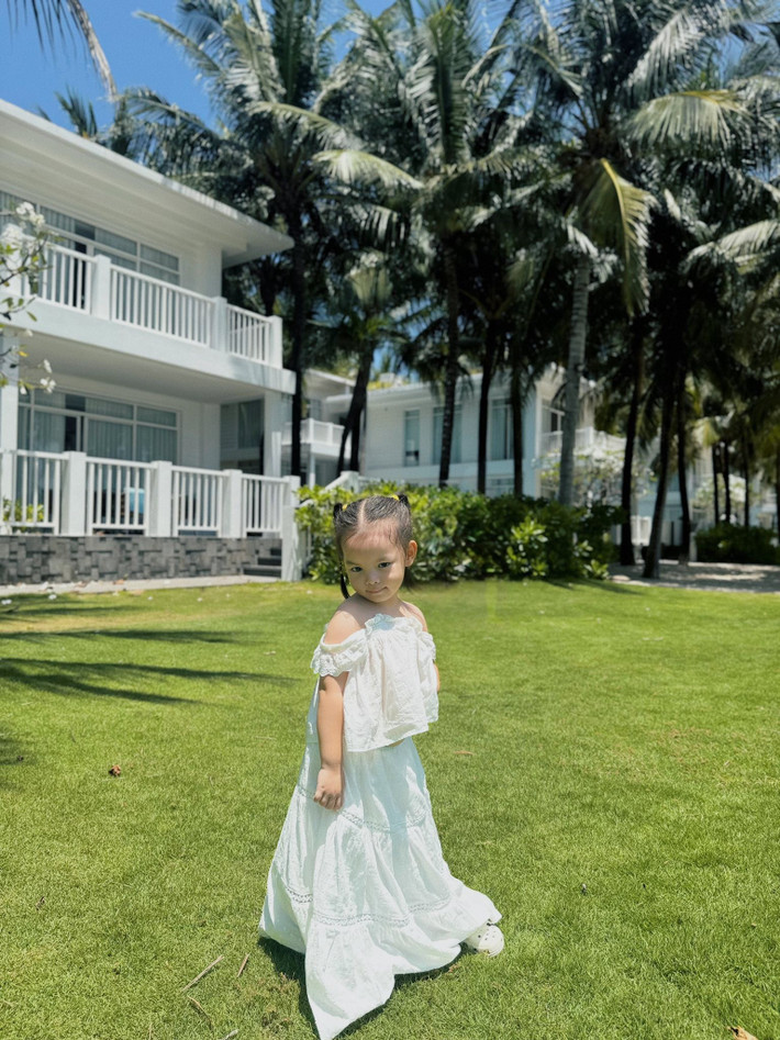 Bé Zoey năm nay 3 tuổi, xinh xắn, đáng yêu.