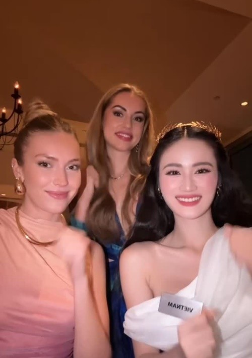 Ý Nhi xinh đẹp như nữ thần, đọ sắc các thí sinh khác. Ảnh: FB Ý Nhi.