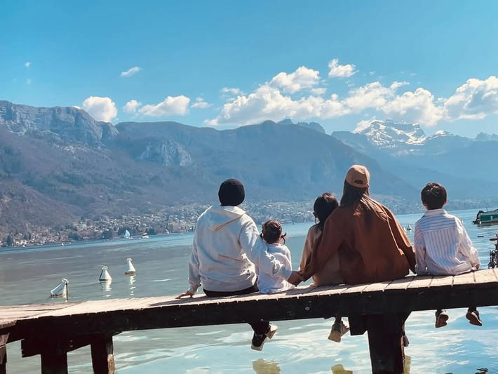 Năm 2025, kỷ niệm 10 năm ngày cưới, vợ Châu Kiệt Luân chia sẻ: "10 năm, 3 đứa trẻ, 1 chú chó và vô số bữa ăn lộn xộn… Vậy mà chúng tôi đã cùng nhau đi qua tất cả — vẫn cười, vẫn yêu thương và thỉnh thoảng còn 'so tài' xem ai có thể cho lũ trẻ lên giường ngủ nhanh hơn. Từ hai người thành một gia đình năm thành viên (cộng thêm một chú chó được cưng chiều hết mực), cuộc sống đúng là một vòng xoáy, nhưng tôi sẽ không đánh đổi điều đó với bất cứ thứ gì". Ảnh: Instagram Châu Kiệt Luân.