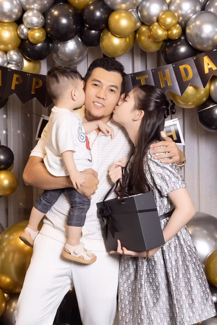 Dịp sinh nhật của Lý Bình, bé Mia viết: "Mia chúc ba Lý Bình sinh nhật vui vẻ, có nhiều niềm vui, nhiều thành công, lúc nào cũng nhiều năng lượng và nhiều sức khoẻ. Mia thương ba nhiều lắm". Ảnh: FB Lý Bình.