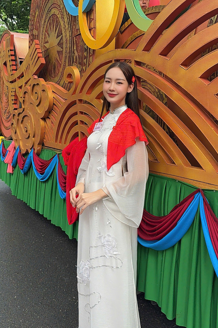 “Dù chưa đến ngày lễ chính thức nhưng cảm xúc của Bảo Ngọc cũng như tất cả anh chị em nghệ sĩ, các anh chị em ở các khối diễu binh diễu hành và cả người dân tại Hà Nội đều rộn ràng, háo hức”, Bảo Ngọc chia sẻ. Ảnh: Sen Vàng.