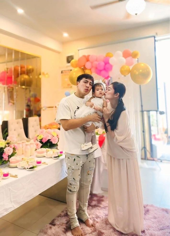 Châu Khải Phong giành giải Nhì Sao Mai khu vực miền Trung năm 2007, có nhiều bài hát được yêu thích như Ngắm hoa lệ rơi, Anh thích em như xưa, Chỉ còn nỗi đau, Để anh bên em.