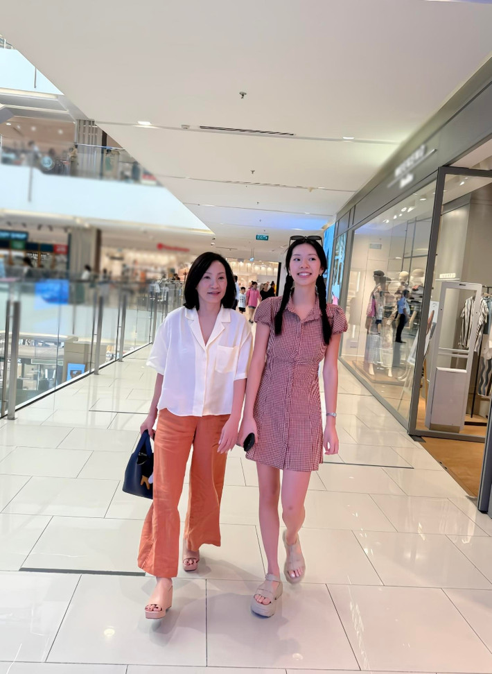Sophia Minh Châu sinh năm 2002, được nhận xét giống mẹ nhiều hơn bố.