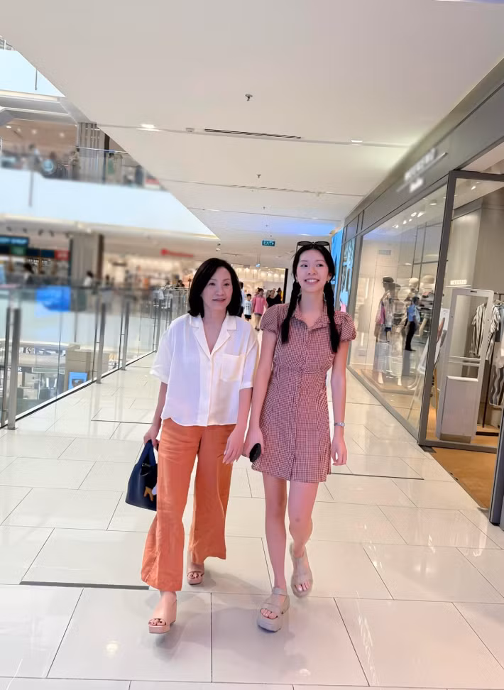 Sophia Minh Châu sinh năm 2002, được nhận xét giống mẹ nhiều hơn bố.
