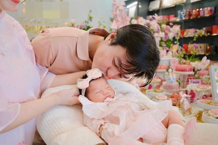 Khoảnh khắc "ông bố bỉm sữa" nâng niu con gái đang ngủ say gây chú ý.