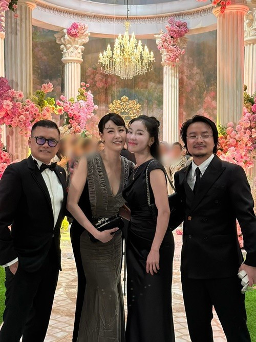 Vợ chồng doanh nhân Phạm Kim Dung - đạo diễn Hoàng Nhật Nam hội ngộ vợ chồng Hoa hậu Hà Kiều Anh (thứ hai bên trái) khi đến chúc mừng Tiên Nguyễn lên xe hoa. Doanh nhân Phạm Kim Dung viết trên trang cá nhân: “Đám cưới của cô dâu Tiên Nguyễn. Ngày vui nhất của Tiên Nguyễn, chúc Tiên Nguyễn hạnh phúc, rực rỡ, toả sáng và luôn xinh đẹp nha. Chúc mừng chị Thủy Tiên khi đã làm mẹ vợ rồi mà vẫn như cô gái 20 tuổi”. Ảnh: FB Phạm Kim Dung.