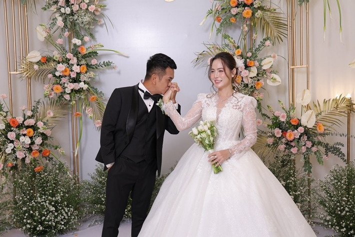 Diễn viên Hùng Thuận - Tuệ Tâm tổ chức đám cưới vào tháng 7/2025 sau khoảng 1 năm công khai chuyện tình cảm. Theo Người Lao Động, trong đám cưới, Hùng Thuận hát, đọc rap. Nam diễn viên còn cùng vợ song ca bài Thiên đàng. Ảnh: FB Hùng Thuận.