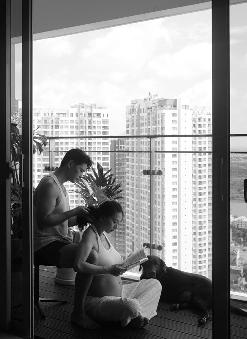 Khi Ngô Thanh Vân thay đổi ngoại hình khi mang bầu, Huy Trần luôn đông viên vợ. Nữ diễn viên tâm sự: "Thời gian qua cơ thể mẹ như đi tàu lượn siêu tốc với đủ thứ tình huống ngược xuôi mà mẹ chưa từng trải qua. Da dẻ mẹ khô khan sần sùi, bụng mẹ nứt nẻ … tóc mẹ rụng đi , rồi cơ thể mẹ đau nhức. Vậy mà nhờ có ba con đồng hành mà mẹ có thể vượt qua được tất cả. Ba nói mẹ đẹp, kiểu gì mẹ cũng đẹp!". Ảnh: FB Ngô Thanh Vân.