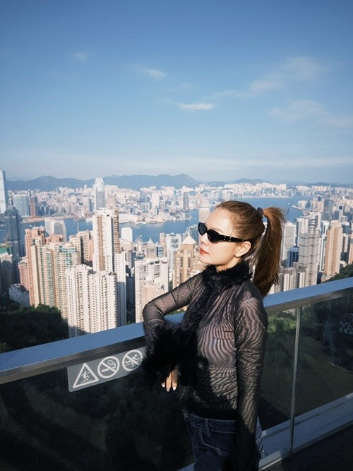 Nhóm H.A.T của Phạm Quỳnh Anh còn cùng Ưng Hoàng Phúc được vào hẳn trong Đài truyền hình TVB Hong Kong quay hình cho chương trình Giáng sinh.