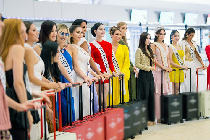 Đại diện Việt Nam gợi cảm với váy ngắn tông màu đỏ bó sát trong một hoạt động cuộc thi. Ảnh: FB Hà Tâm Như.