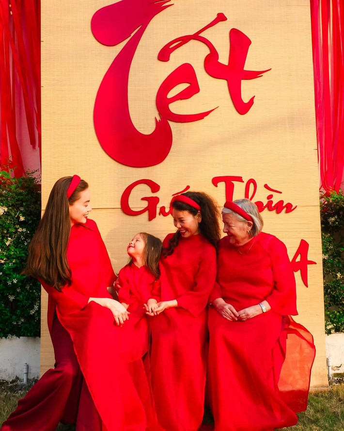 3 thế hệ phụ nữ trong gia đình Hà Hồ - Kim Lý diện trang phục áo dài đỏ khiến nhiều người thích thú. Ảnh: FB Hồ Ngọc Hà.