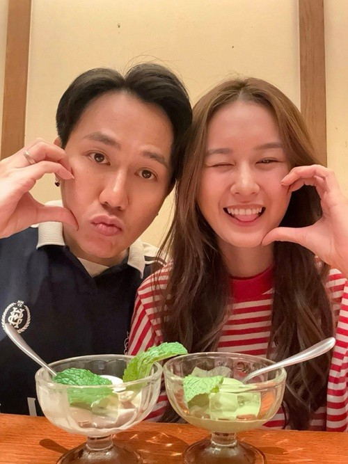 Nam diễn viên cũng không quên gửi lời chúc đến vợ: “Thêm tuổi mới vẫn cứ làm nũng nhá, vẫn xinh đẹp nhá, có thêm thành công mới, thêm vai diễn mới và làm thêm nhiều trò vui cho chồng nhá”.