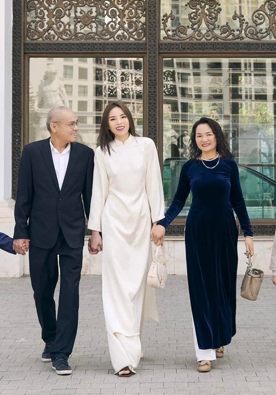 Không ít lần, Kỳ Duyên chia sẻ hình ảnh bên đấng sinh thành. Ảnh: FB Kỳ Duyên.