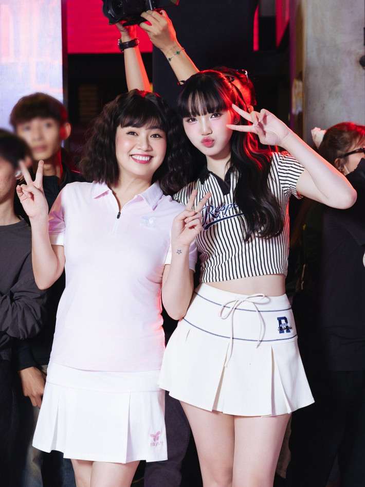 Minh Anh chụp ảnh kỷ niệm cùng diễn viên Lê Khánh tại sự kiện. Trong phim Nhà ba tôi một phòng, cả hai có nhiều cảnh quay chung.