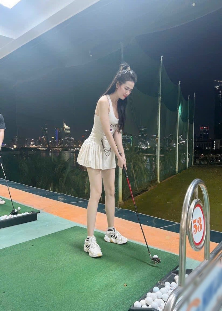Tuổi 35, người đẹp tận hưởng cuộc sống sang chảnh. Khi rảnh rỗi, cô đi đánh golf, du lịch. Ảnh: FB Phan Thị Mơ.