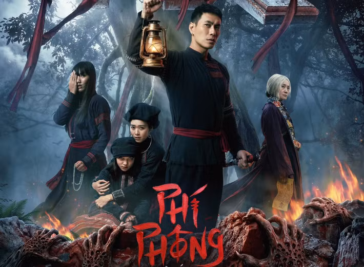 Hạnh Thúy (ngoài cùng bên phải) gây ấn tượng với khả năng biến hóa khôn lường, không ngại thử thách bản thân ở những dạng vai hoàn toàn khác biệt. Trong bộ phim kinh dị “Phí Phông: Quỷ máu rừng thiêng”, cô khiến khán giả "rợn tóc gáy" với tạo hình vô cùng rùng rợn, ma mị.