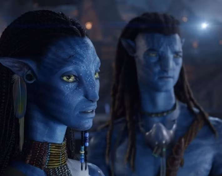 -Bối cảnh của Avatar: Lửa và tro tàn diễn ra ở hành tinh Pandora. Jake Sully cùng vợ - nữ chiến binh Na’vi và các con phải vật lộn với nỗi đau sau cái chết của Neteyam - con trai cả của Jake. Trong khi đó, đại tá Quaritch liên minh với Varang - nữ thủ lĩnh của Tộc Tro để tấn công các bộ tộc Na’vi. Ảnh: Người Lao Động.