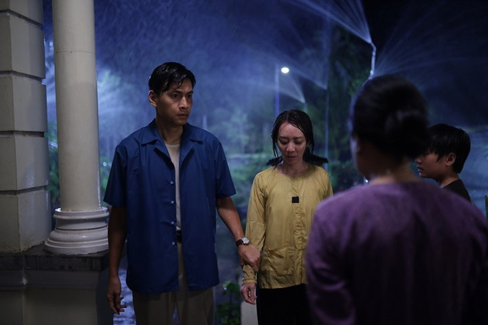 Ai thương ai mến lấy bối cảnh miền Tây những thập niên trước, kể về Hai Mến — người phụ nữ mất cha mẹ, một mình gánh vác gia đình giữa vòng xoáy nợ nần và những bi kịch liên tiếp ập đến. Mến gặp chàng công tử ăn chơi Khả. Mối tình giữa Mến và Khả vừa ngọt ngào vừa đau đớn. Ảnh: FB Thu Trang.