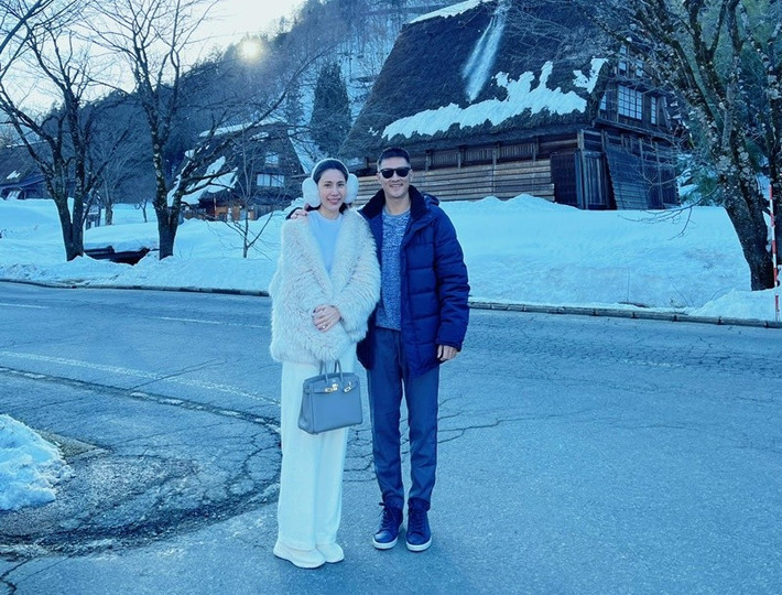 "Hôm qua bố mẹ 2 bên gọi điện giáo huấn đạo vợ chồng cho cặp đôi, 2 vợ chồng ngơ ngác chả hiểu là ý gì. Hóa ra ông bà đọc tin đồn trên mạng nên nghi 2 vợ chồng ly dị. Quá khổ". Ảnh: FB Công Vinh.