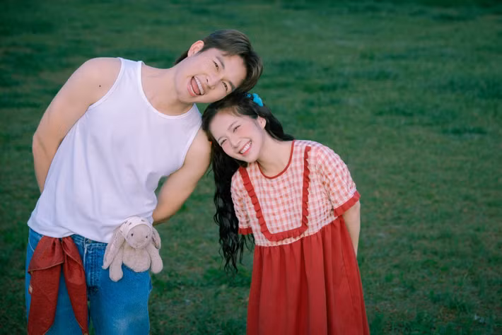 Trong tin nhắn 'thả thính', Đình Tú dành lời ngọt ngào cho Ngọc Huyền. Anh viết: "Huyền ơi, Huyền ơi, Huyền à, Huyền thích ăn cháo hay là ăn cơm? Nếu Huyền trả lời là cơm thì cho anh hỏi mấy giờ Huyền ăn? Ngoài trời dù nắng hay mưa. Anh chỉ muốn hỏi cơm chưa hả Huyền?". Ảnh: FB Đình Tú.