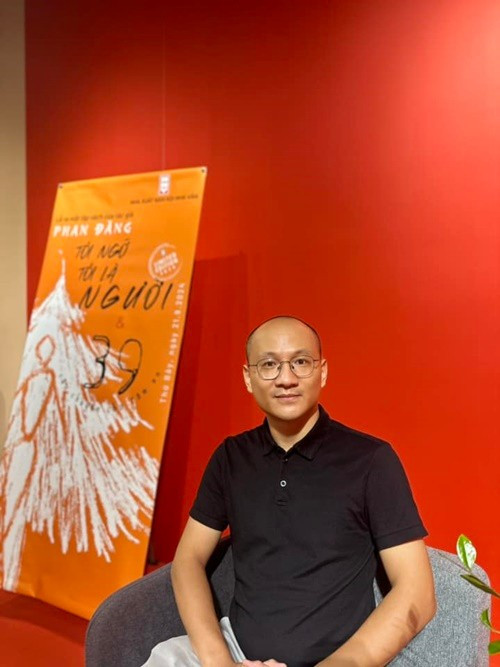 Phan Đăng giới thiệu nhiều cuốn sách như Ơ kìa, làng bóng trong mắt tôi, Trong đầu trí thức, 39 câu hỏi cho người trẻ, 39 cuộc đối thoại cho người trẻ...Ảnh: FB Phan Đăng.