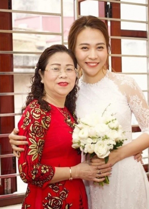 Trong lễ ăn hỏi của con gái ở Lạng Sơn vào năm 2019, bà Lan từng phát biểu: “Cảm ơn anh chị thông gia nhất là mẹ Loan vĩ đại người đã sinh ra và nuôi dưỡng chàng rể của tôi thành đạt. Gia tài quý giá nhất của tôi là hai con. Hôm nay tôi trao con gái lớn cho anh chị để anh chị tiếp tục dạy dỗ cháu. Tôi mong hai con sẽ yêu thương chăm sóc, xây dựng gia đình thành đạt, tôi sẽ yêu thương chăm sóc con rể bé nhỏ và Subeo. Chúc hai con trăm năm hạnh phúc, mong hai con yêu thương bé Subeo, hiếu thảo với hai bên nhất là hai người mẹ”. Ảnh: Saostar.