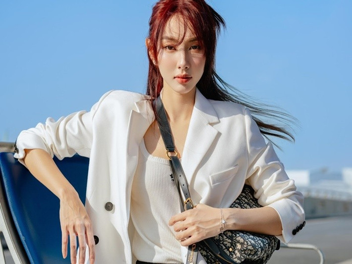 Biết bản thân là người nổi tiếng, Thùy Tiên tham gia điều hành vào sản phẩm kẹo Kera và livestream bán hàng. Theo Vietnamnet, sau khi ra mắt sản phẩm, Thùy Tiên cùng Nguyễn Thị Thái Hằng và Phạm Quang Linh đưa ra các thông tin không đúng sự thật để phóng đại công dụng của sản phẩm. Ảnh: Dân Việt.