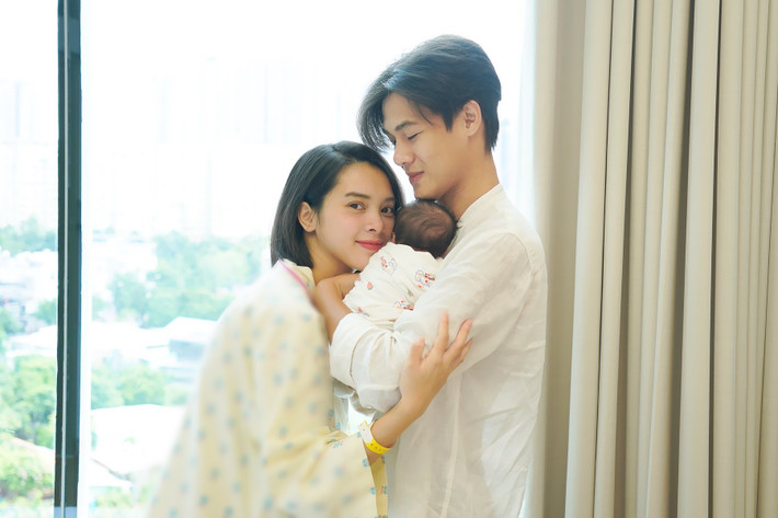 Bé Nala - con gái của Quỳnh Lương và Tiến Phát vừa chào đời và chưa lộ diện hoàn toàn. Ảnh: FB Quỳnh Lương.