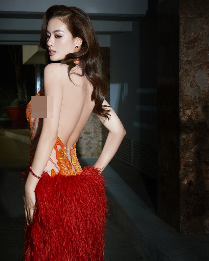 Khi cần tạo điểm nhấn, cô khéo léo chọn những thiết kế có chi tiết xuyên thấu nhẹ, đủ gợi cảm nhưng không phô trương.