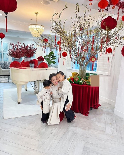 Người đẹp hiện sống cùng hai con trai là Apollo và Maximus.