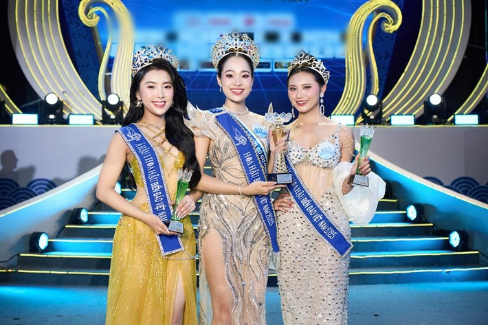 Theo VOV, ở vòng thi ứng xử trong chung kết Hoa hậu Biển đảo Việt Nam 2025, Mỹ Linh nhận được câu hỏi: “Bạn cảm nhận thế nào về vẻ đẹp của biển đảo Việt Nam”. Ảnh: VTV.