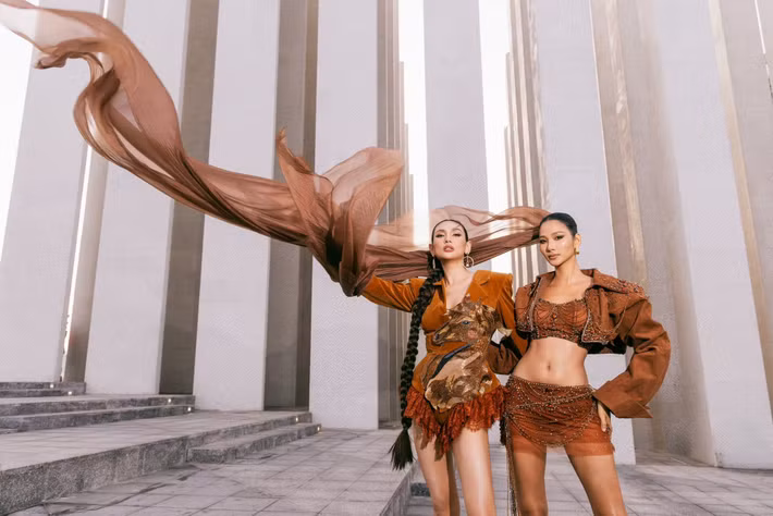 Á hậu Hoàng Thùy (phải) - siêu mẫu Võ Hoàng Yến lần thứ hai cùng sánh bước trên sàn diễn trang. Hoàng Thùy chia sẻ, khi mới vào nghề, cô luôn ấn tượng với Võ Hoàng Yến về khả năng nói nhanh, rõ ràng, mạch lạc mà không hề vấp, cùng phong thái chuyên nghiệp rất riêng của một người làm nghề lâu năm. Ảnh: FB Hoàng Thùy.
