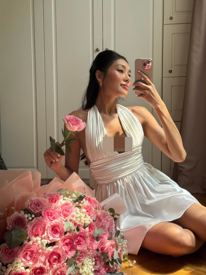 Căn nhà của nàng hậu sử dụng gam màu trắng chủ đạo, thiết kế tối giản nhưng vẫn có điểm nhấn riêng. Ảnh: FB Thảo Nhi Lê.